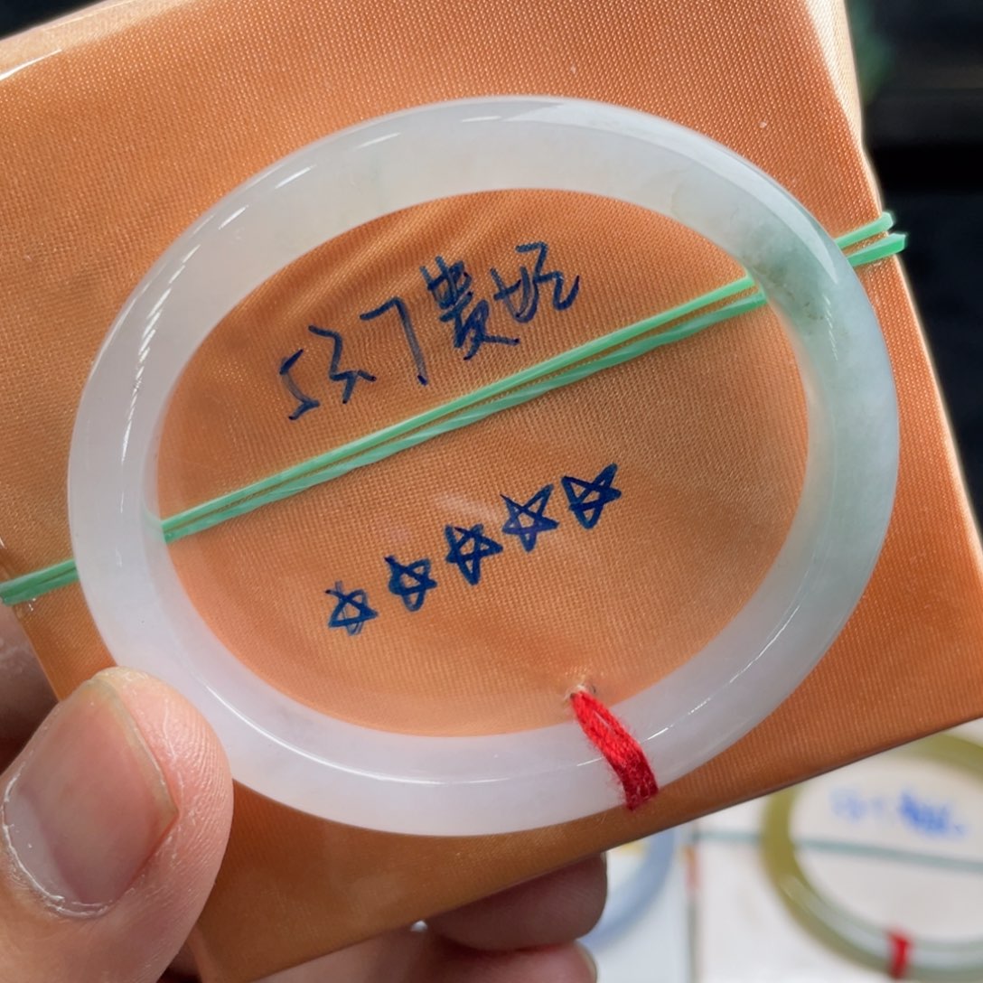 翡翠手镯未镶嵌翡翠手镯