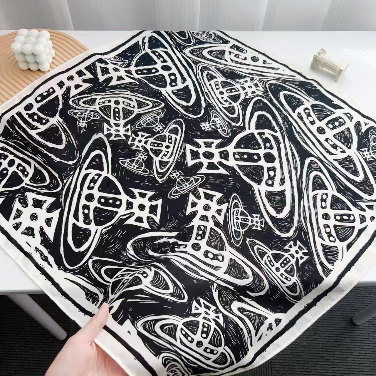 D005百搭复古女士女花纹不起球黑色薄款丝巾黑白极简风土星