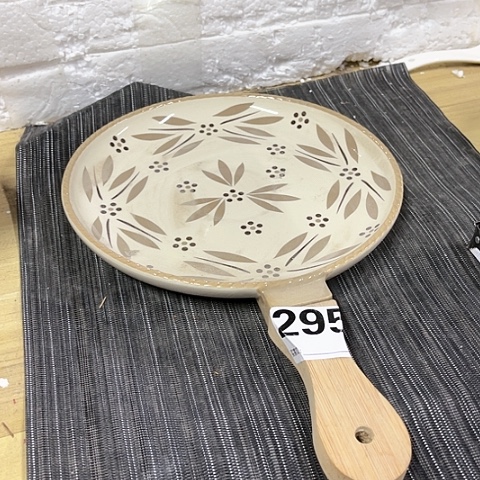 微瑕，不能明火，口径20厘米，把手有缝