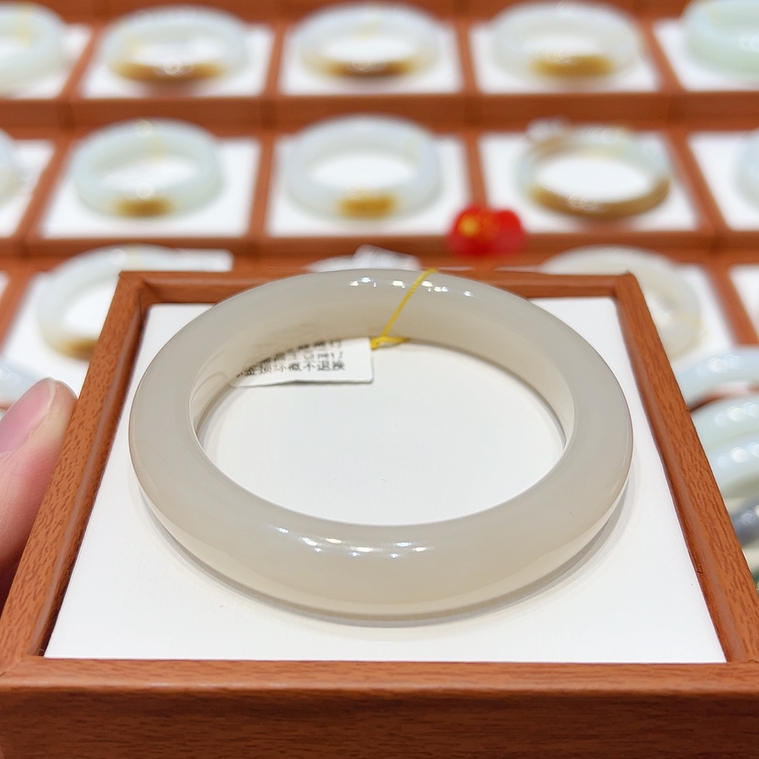 和田玉手镯未镶嵌冰藕粉