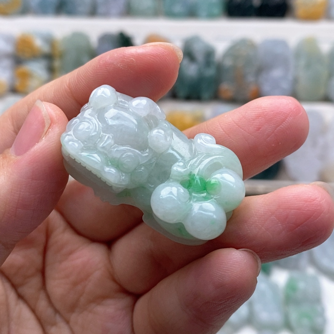 翡翠吊坠(赠链)未镶嵌