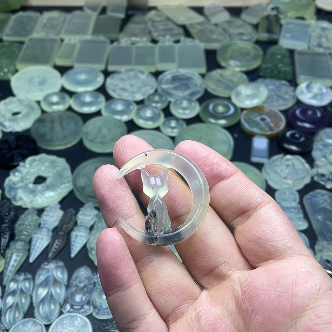 岫玉未镶嵌颈饰月亮猫