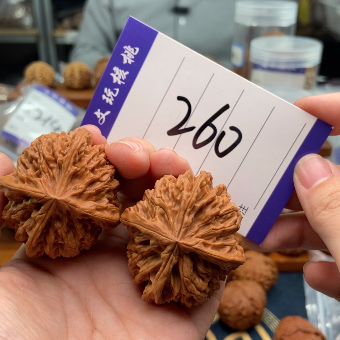 文玩核桃吊坠46四棱