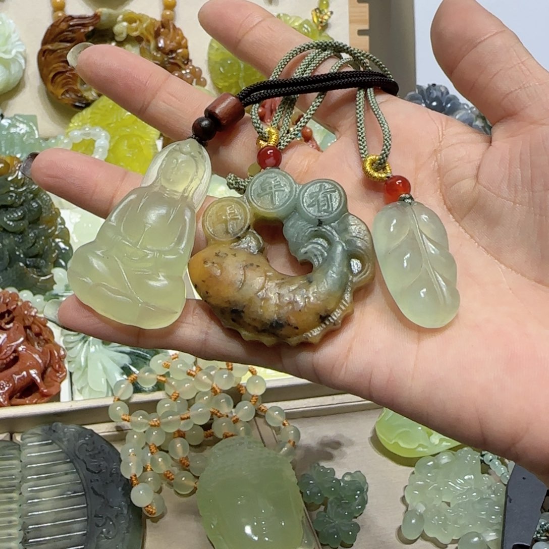 未镶嵌蛇纹石玉吊坠