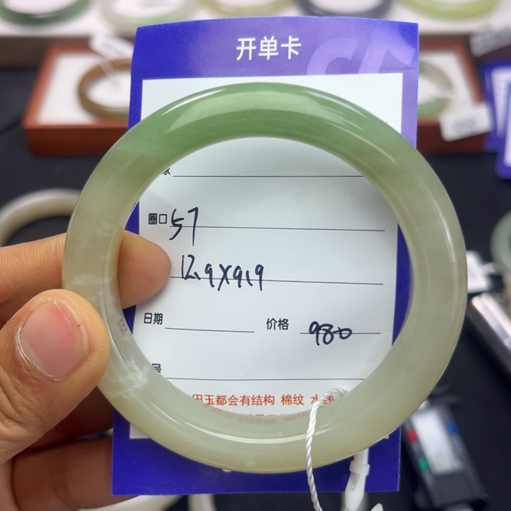 和田玉手镯未镶嵌多****?