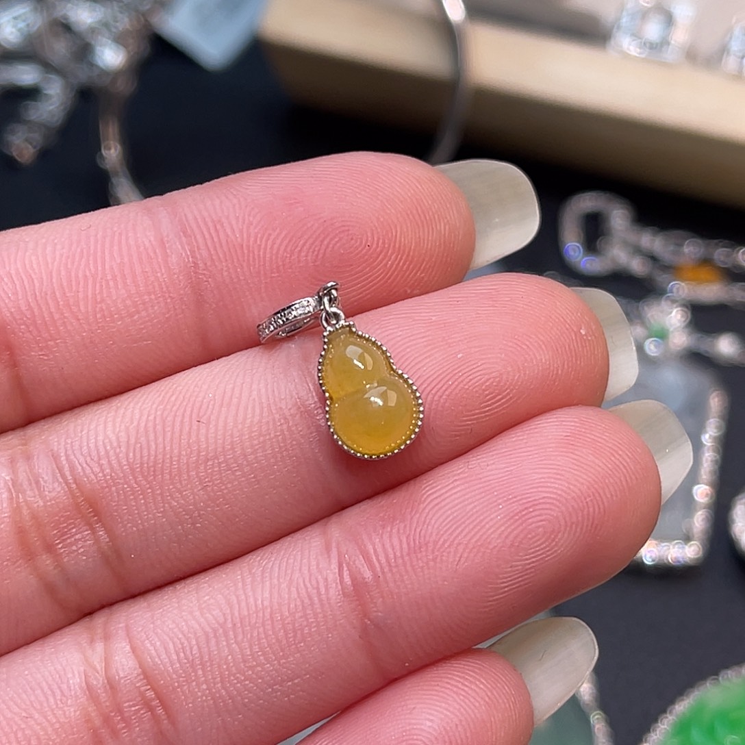 翡翠18K金镶嵌颈饰葫芦