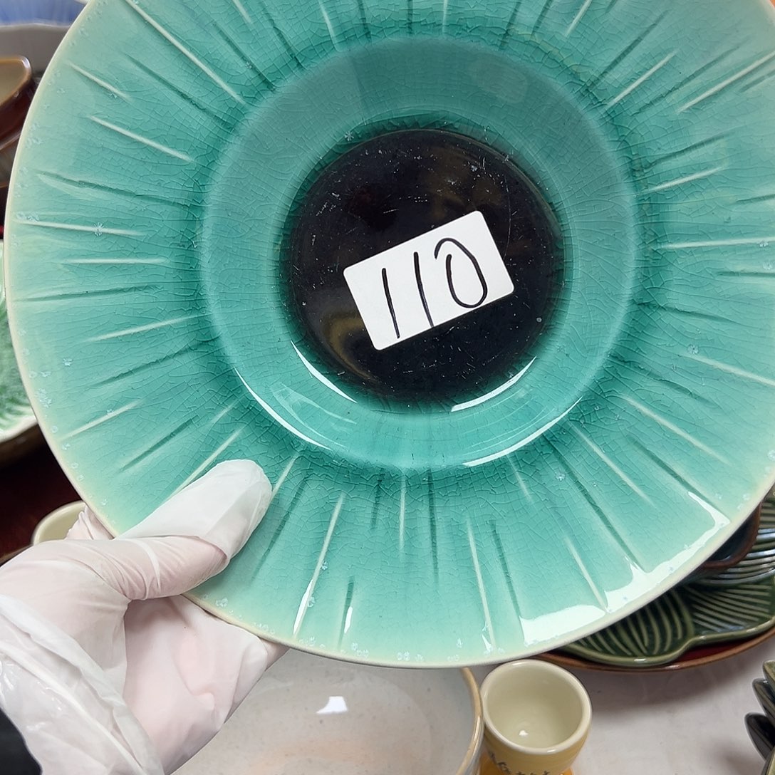 其他一个。     瑕疵划痕，特价款