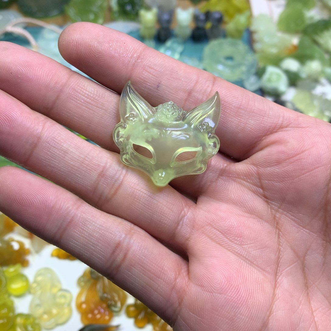 岫玉颈饰未镶嵌狐狸面具