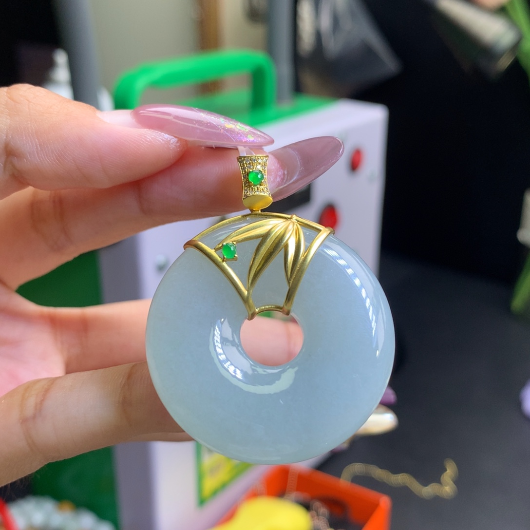 翡翠18K金镶嵌颈饰