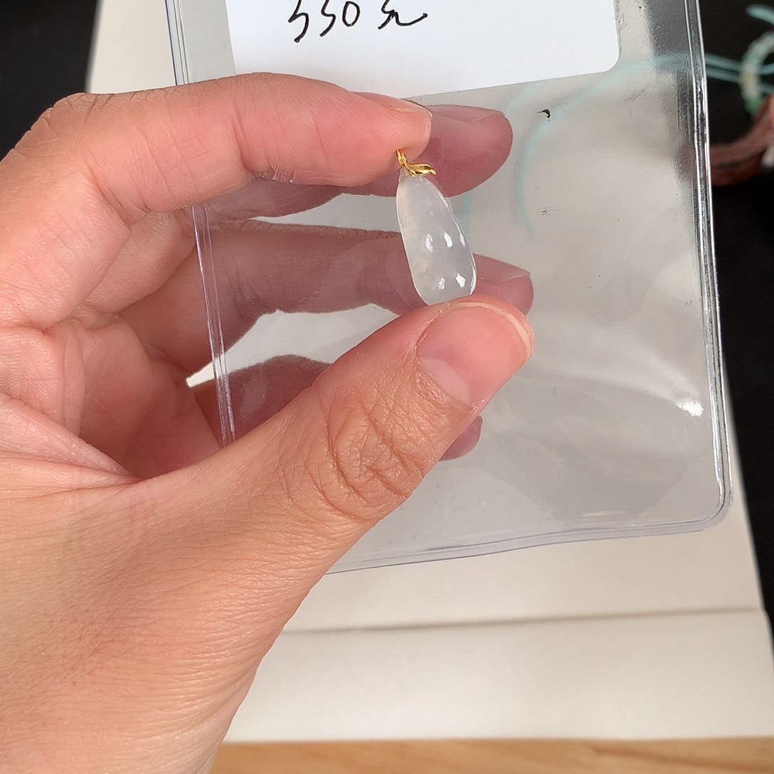 翡翠18K金镶嵌颈饰豆