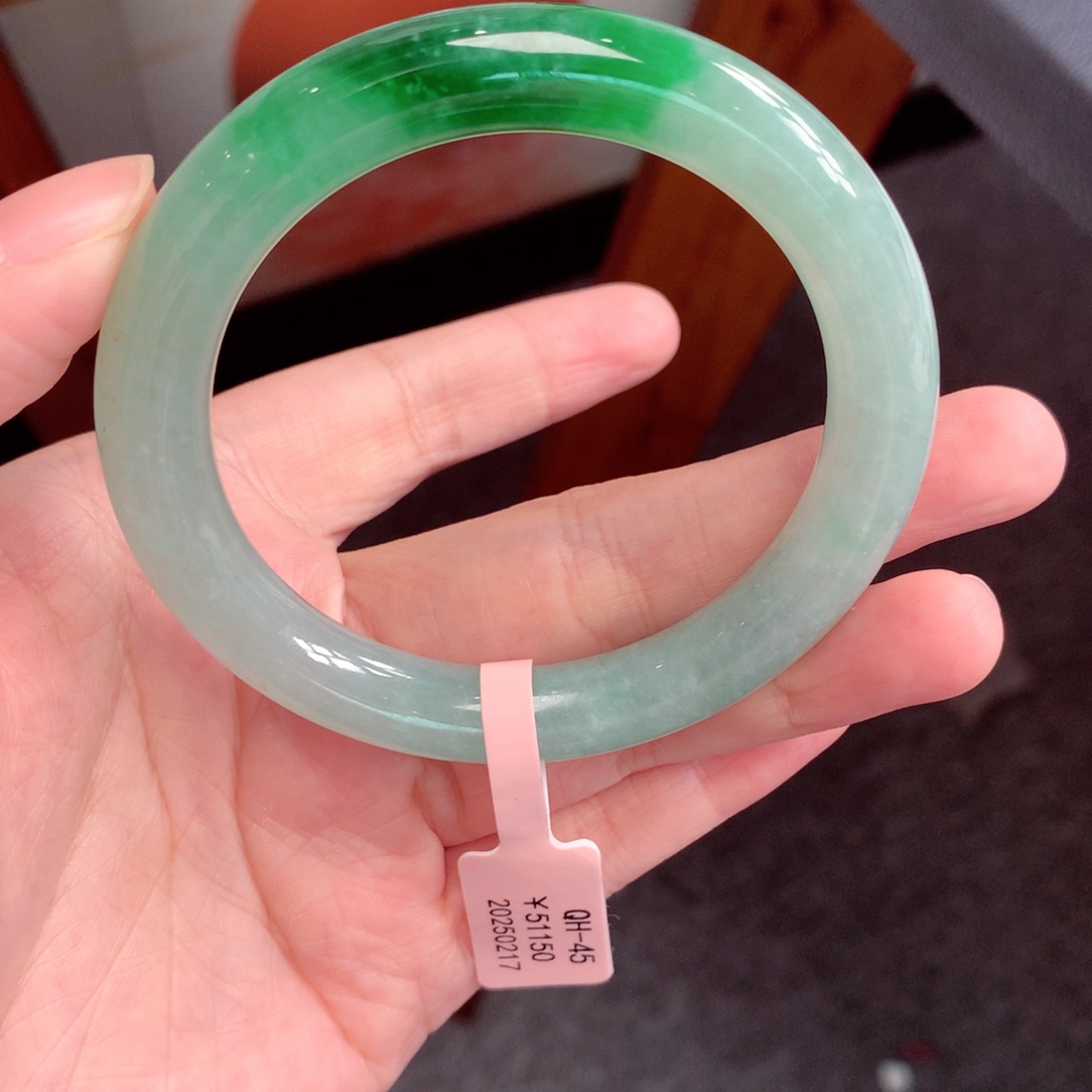 翡翠手镯未镶嵌樱*。翡翠