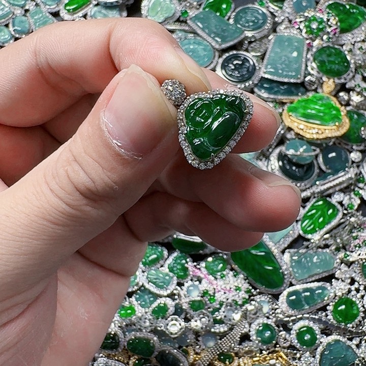 翡翠颈饰未镶嵌天然A货翡翠放漏