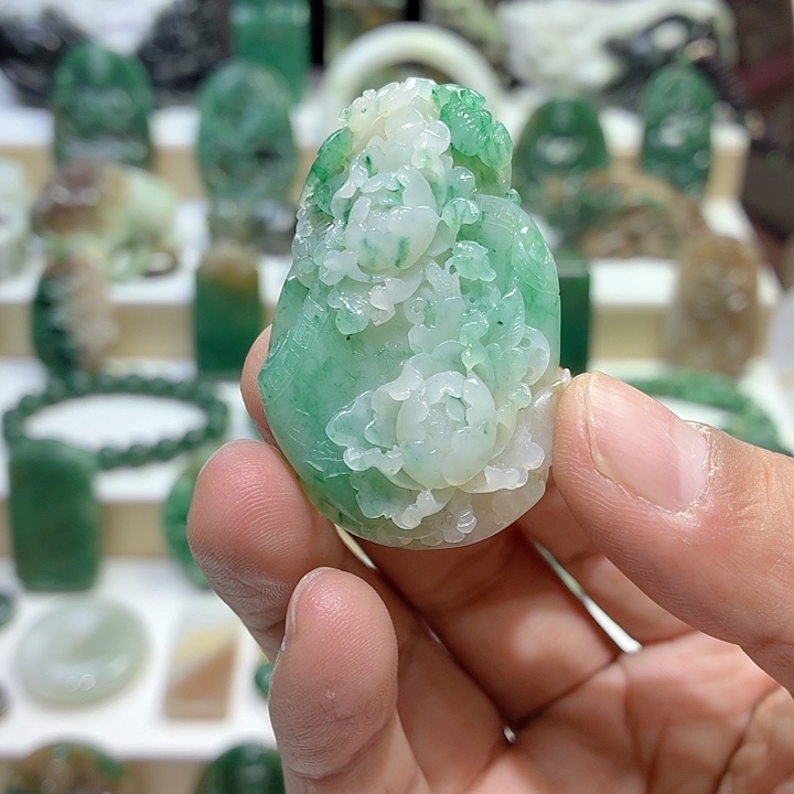 独山玉未镶嵌颈饰白天蓝牡丹花