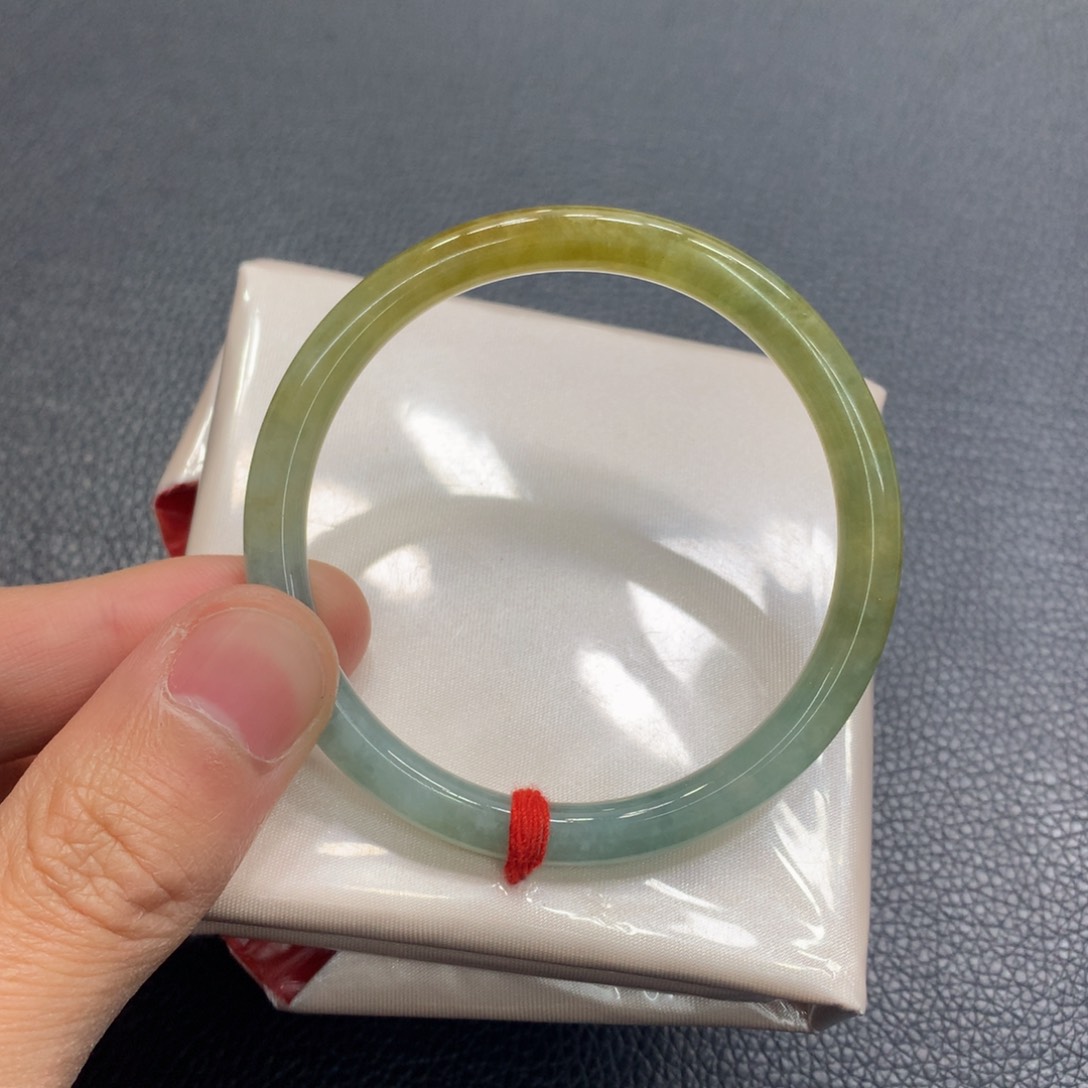 翡翠手镯未镶嵌翡翠