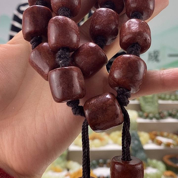 岫岩河磨玉（透闪石质玉）手持未镶嵌大*