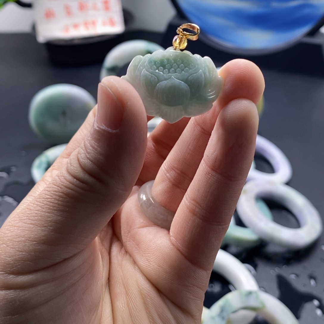 翡翠颈饰未镶嵌今***星