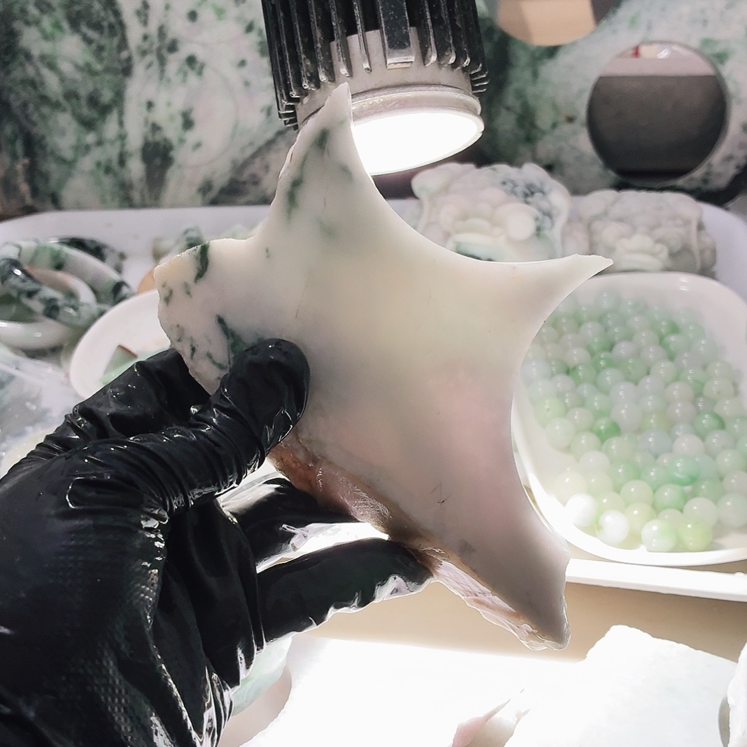 翡翠未镶嵌颈饰边角料