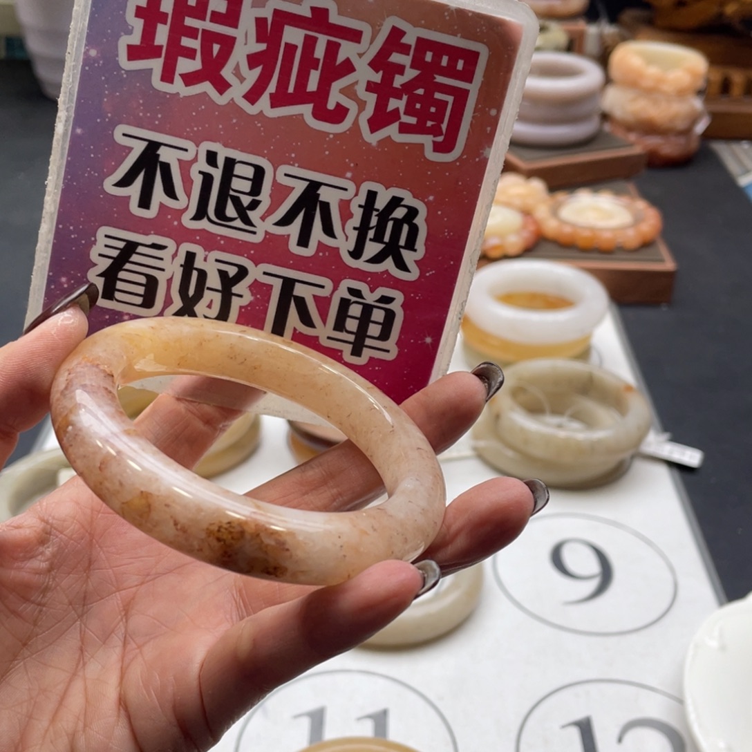 云***槿石英岩玉未镶嵌手镯