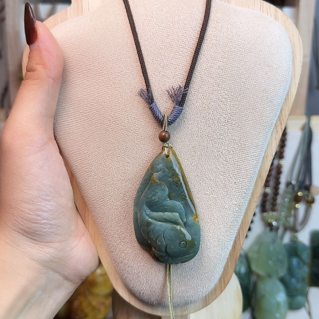 蛇纹石玉未镶嵌颈饰