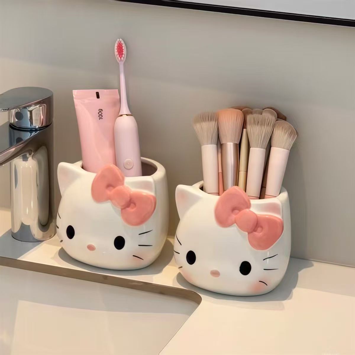 KT猫化妆刷收纳筒创意摆件学生收纳盒桌面宿舍办公卡通可爱笔筒N