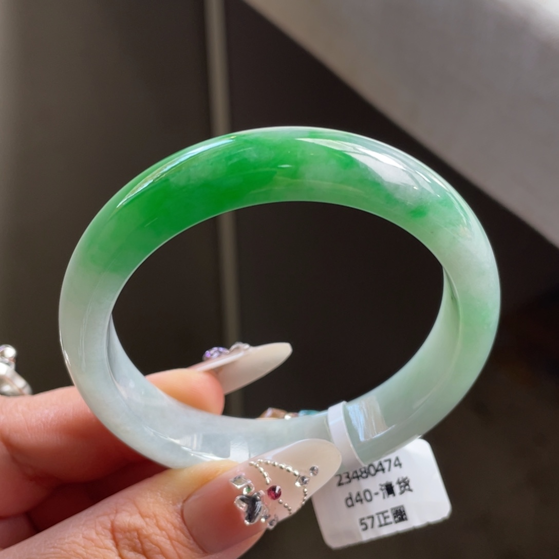 翡翠未镶嵌手镯【清货亏出】辣绿白底青正圈手镯