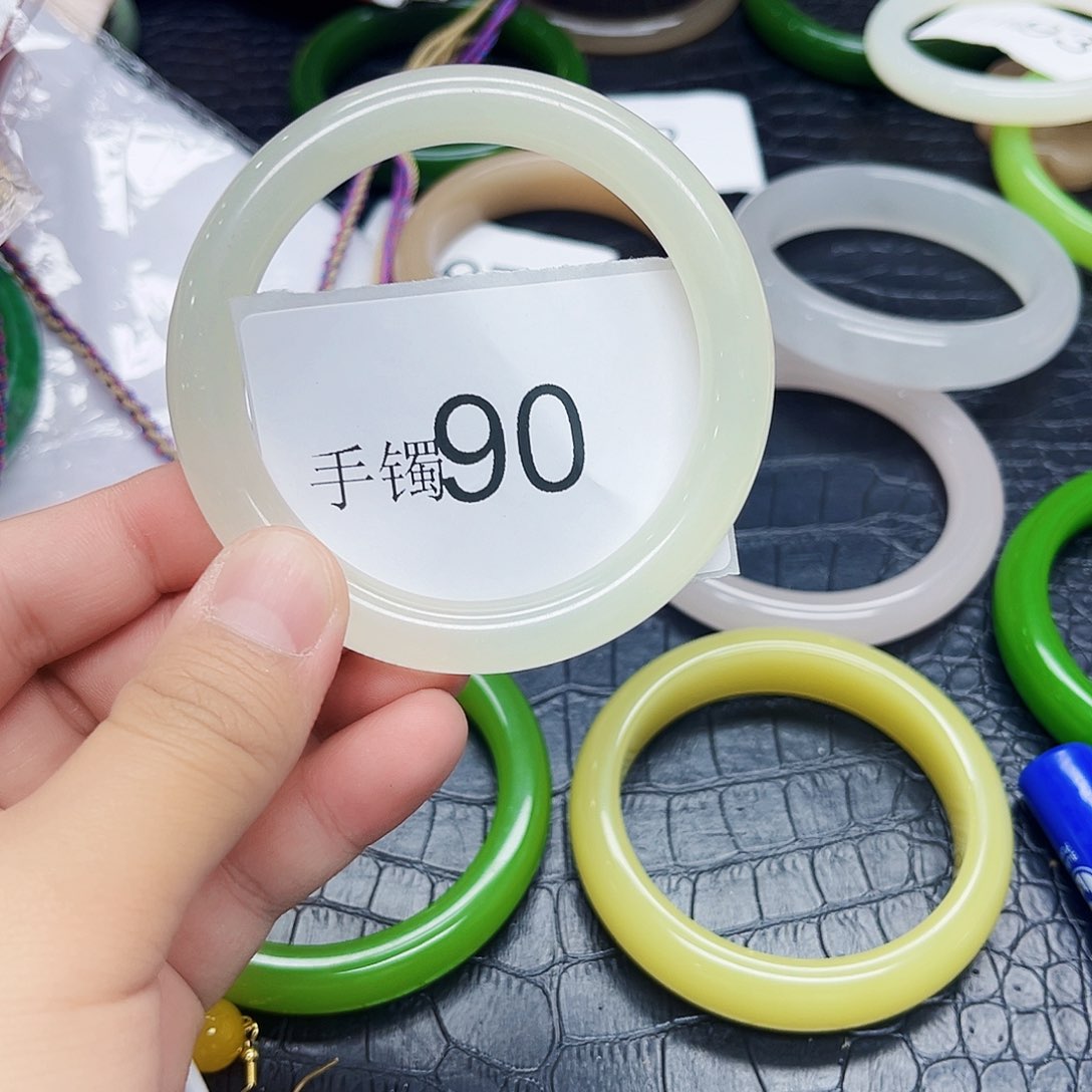 翡翠手镯未镶嵌默认微瑕