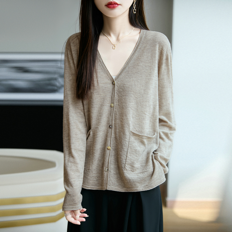 V领卷边女士100%精纺羊毛60支前短后长带兜版开衫大码针织外套秋
