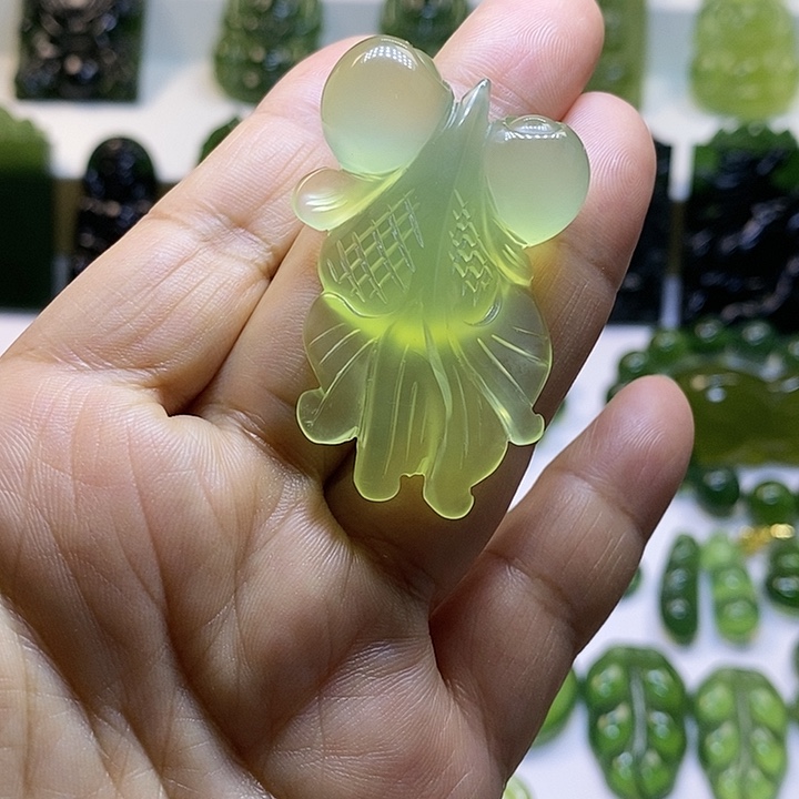 蛇纹石玉颈饰未镶嵌