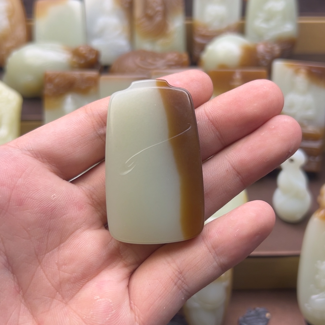 斌***哥和田玉（糖玉）未镶嵌颈饰