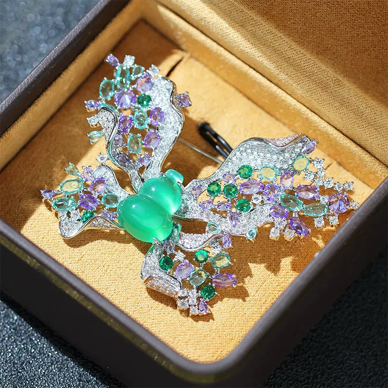 铜合成锆石胸针 小众绿色仿玉髓葫芦胸针彩色镶石蝴蝶别针女同款