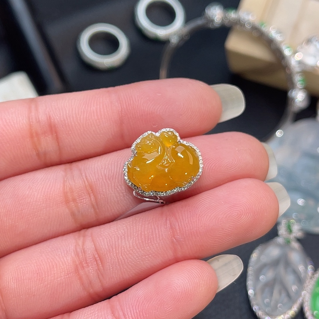 翡翠18K金镶嵌颈饰唐马