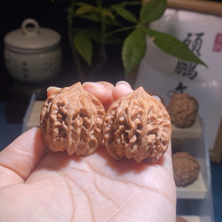 文玩核桃吊坠大龙