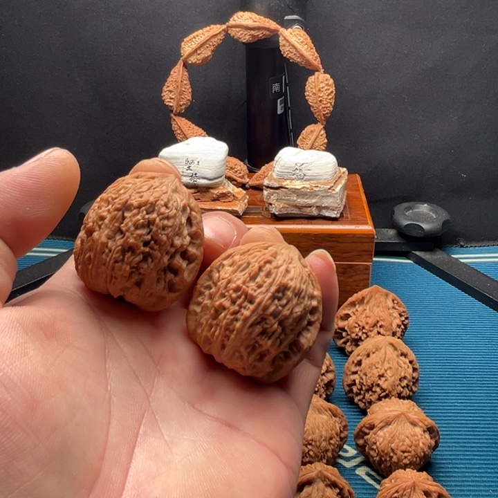 龙脊菩提吊坠全品36绣球一对。