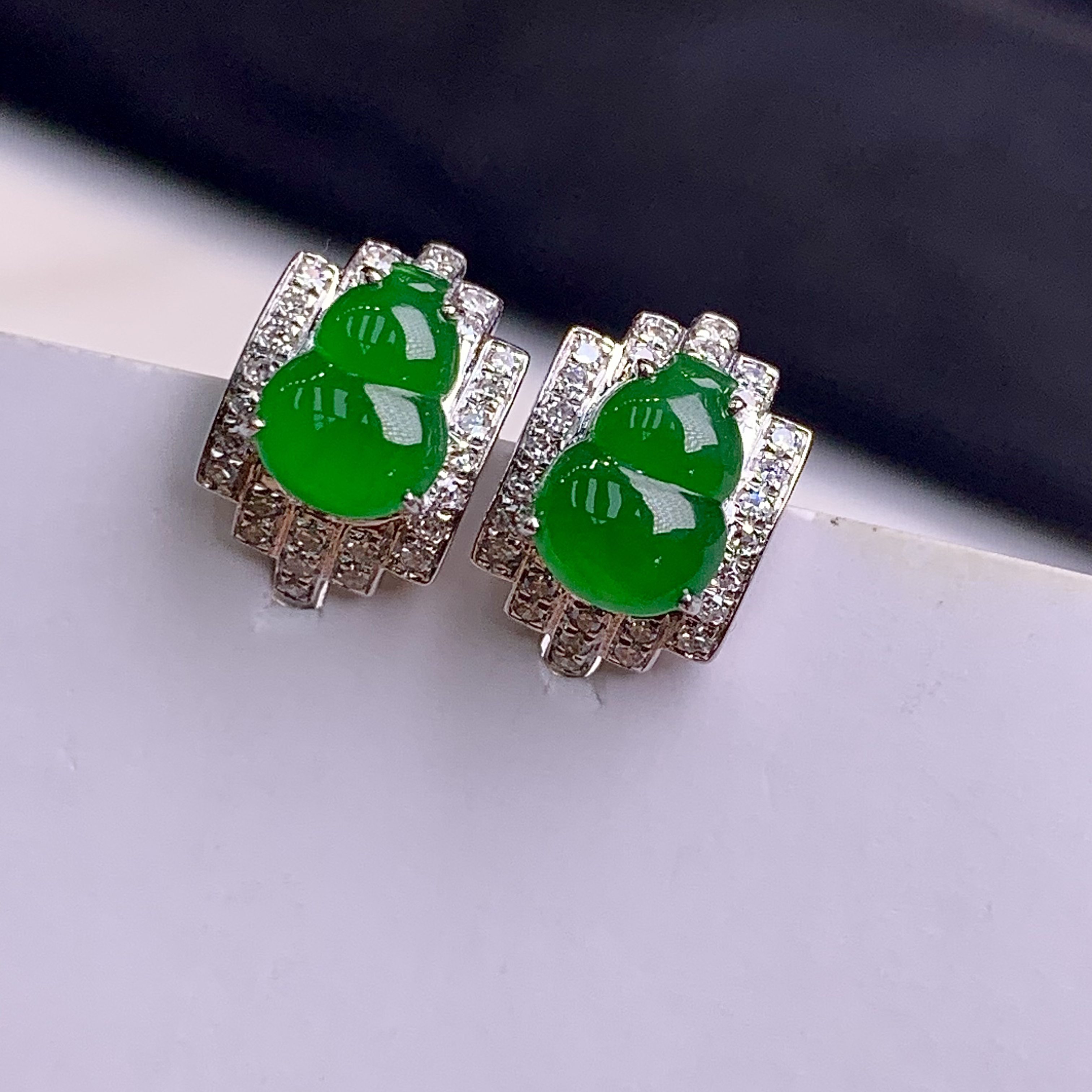 18K金南非真钻镶嵌阳绿葫芦耳包