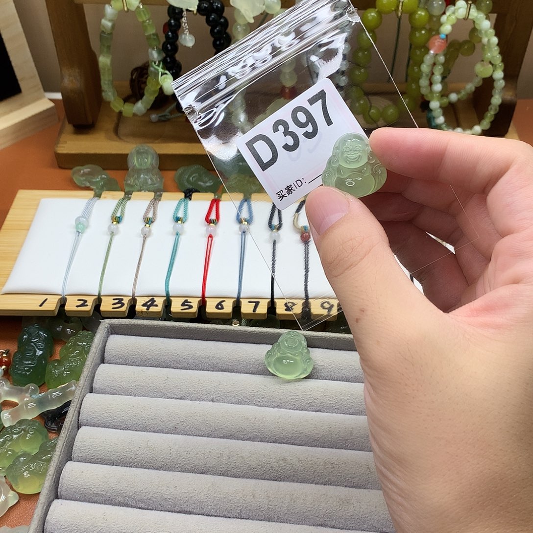 若***安未镶嵌蛇纹石玉颈饰