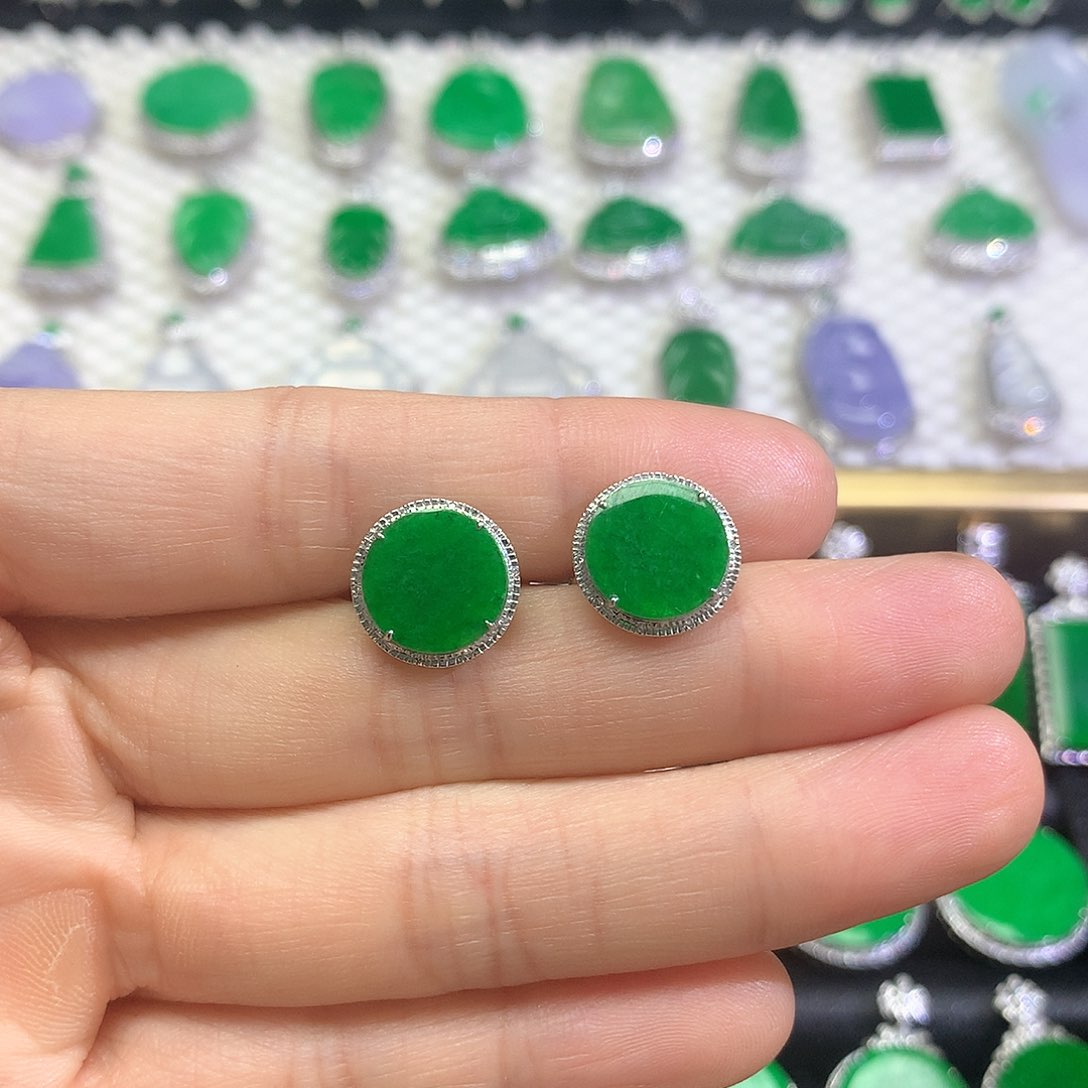 颈饰18K金镶嵌翡翠吊坠