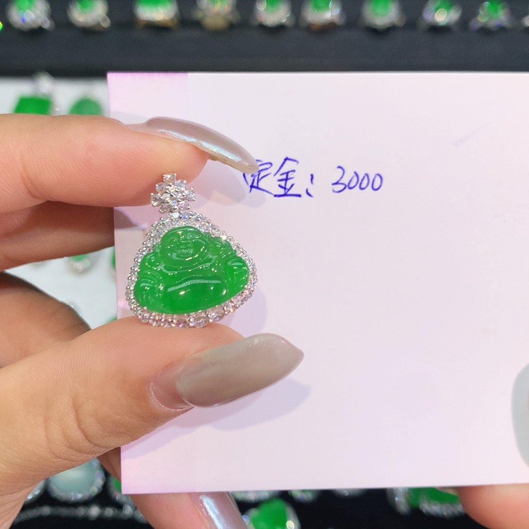 龙****翡翠18K金镶嵌颈饰定金