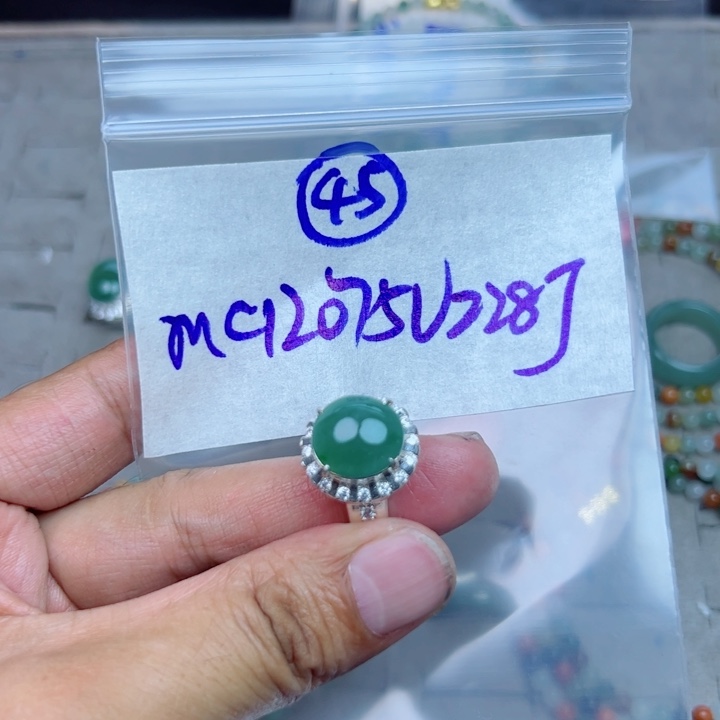 我***⁶定制翡翠未镶嵌不退不换