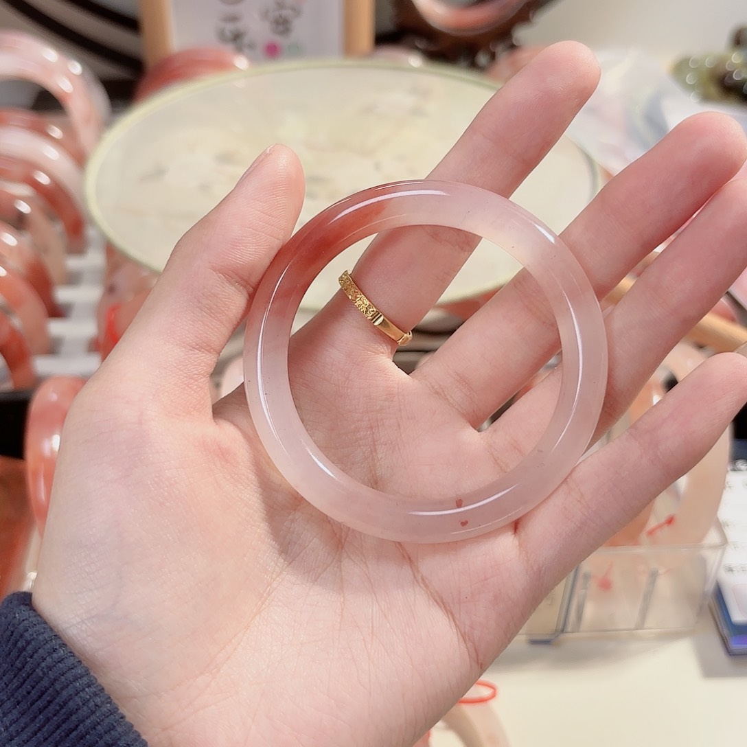 石英质玉手镯未镶嵌如*?