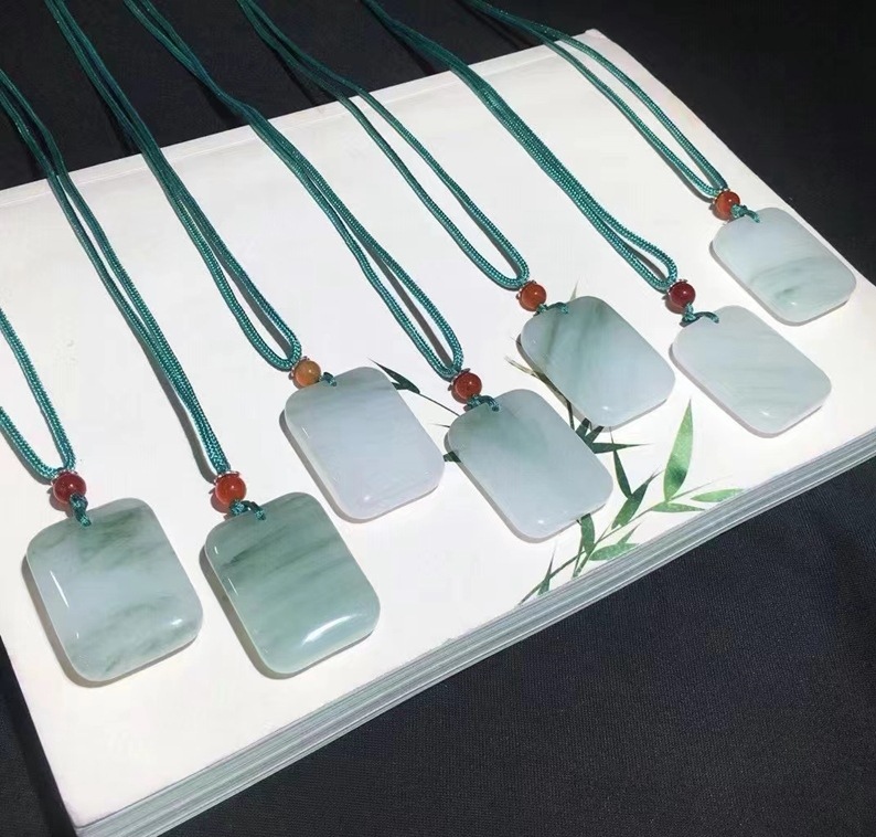 天山翠白飘翠绿平安无事牌吊坠男女款礼物，多样性发货拍一发一