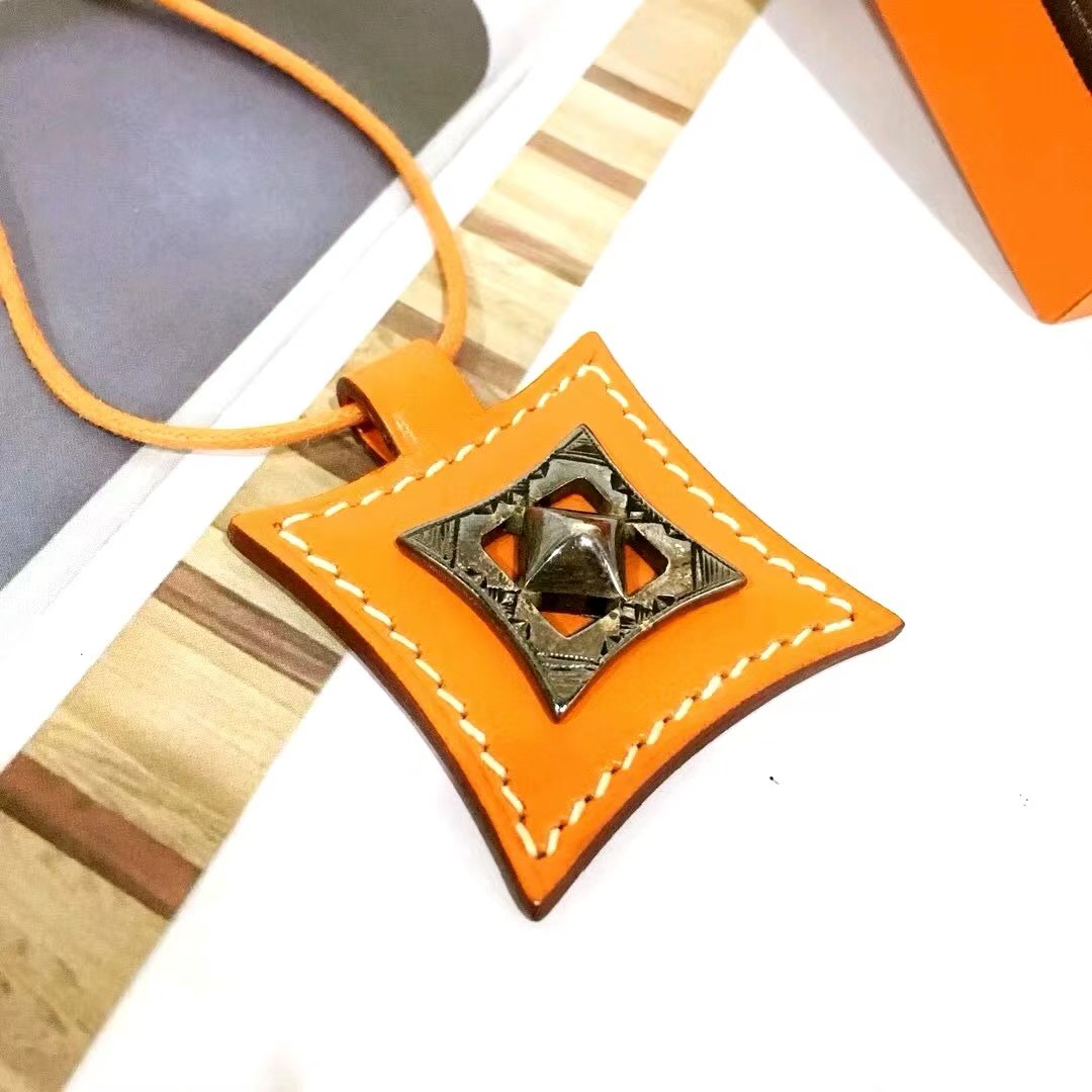 99新 Hermes/爱马仕 菱形银饰配皮橘色橙色f项链