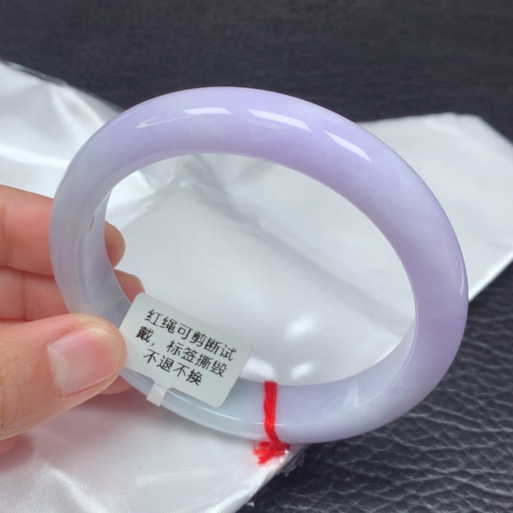 翡翠手镯未镶嵌。