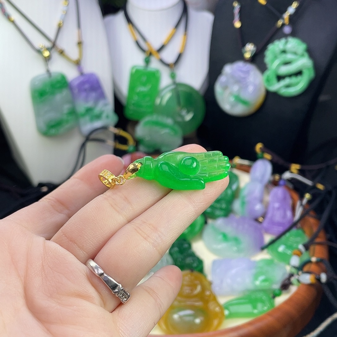 翡翠未镶嵌吊坠(赠链)