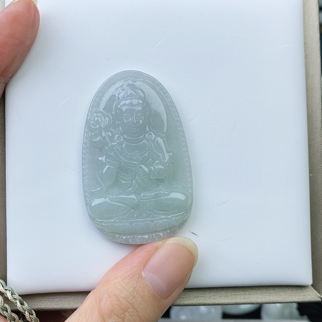 翡翠未镶嵌颈饰大shi至菩萨