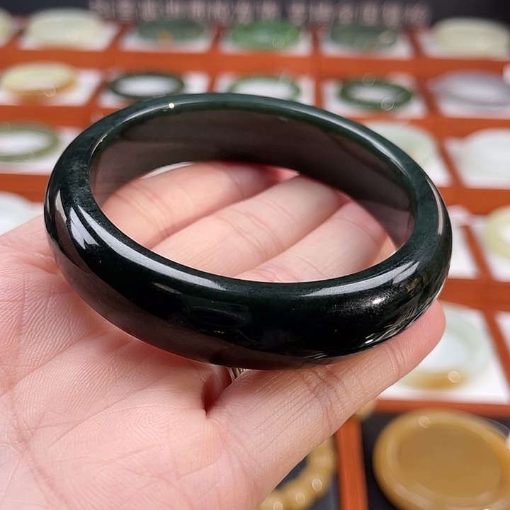 和田玉手镯未镶嵌无*人