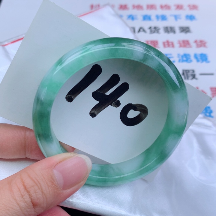 翡翠手镯未镶嵌翡翠