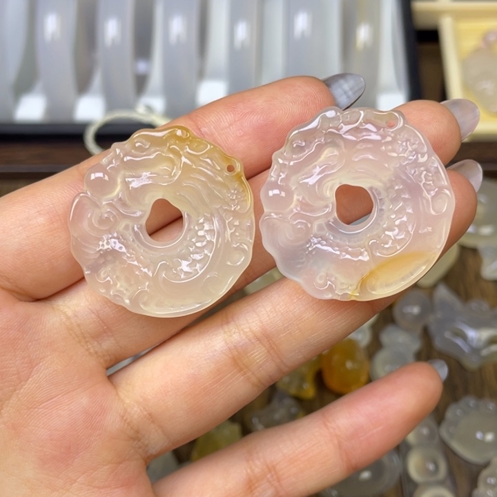 玛瑙/玉髓未镶嵌颈饰鱼化龙一个