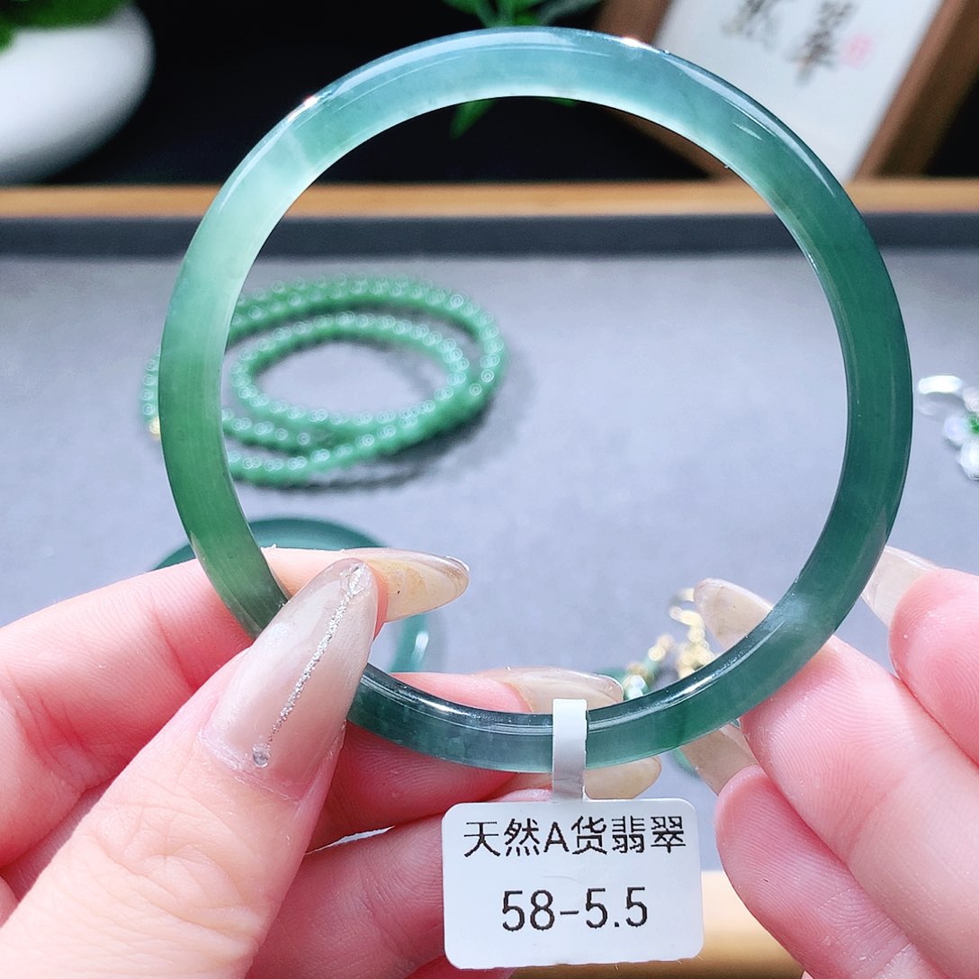 翡翠手镯（圆镯）未镶嵌