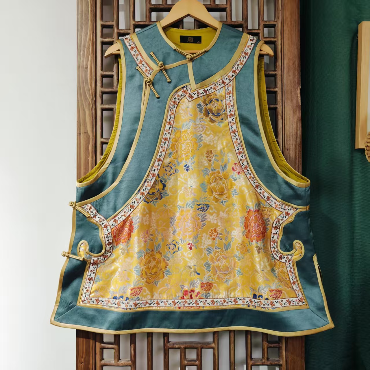 （LS697-2）凤徕兮私人定制黄底彩色牡丹花拼蓝色如意边盘扣马甲