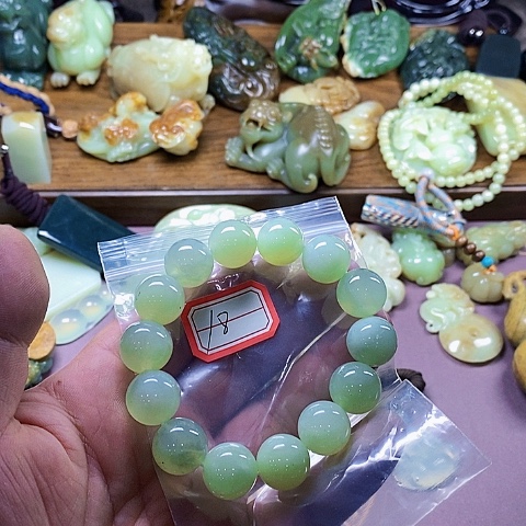 未镶嵌蛇纹石玉颈饰